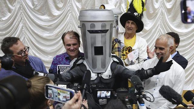Count Binface, un personatge satíric, celebra el seu bon resultat en les eleccions parcials a Clacton. | ANDY RAIN / EFE