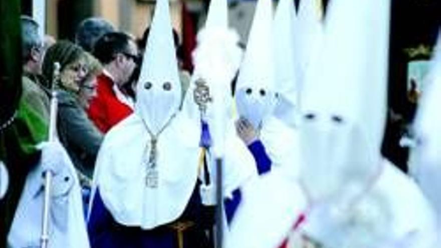 Los pacenses arropan a la Soledad tras presenciar el Santo Entierro