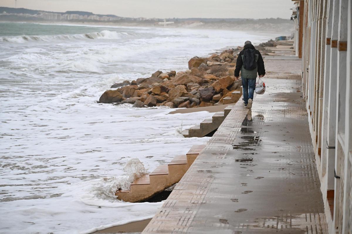 Un mar embravecido por el temporal Harry engulle playas en Elche y amenaza a las casas de primera línea de El PInet