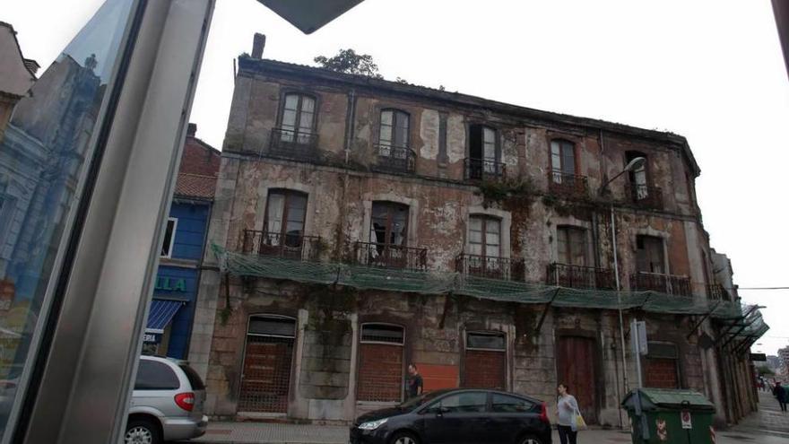 Un edificio abandonado en la manzana entre Emile Robín y Los Telares.