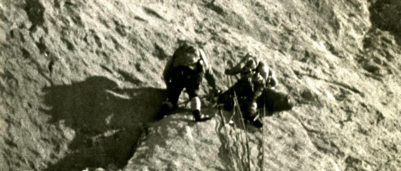 Ángel Ricardo de dos de los escaladores en pleno ascenso al Urriellu, el 7 de febrero de 1973.