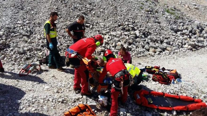 Herida muy grave una mujer que cayó 20 metros por una ladera rocosa en Picos de Europa