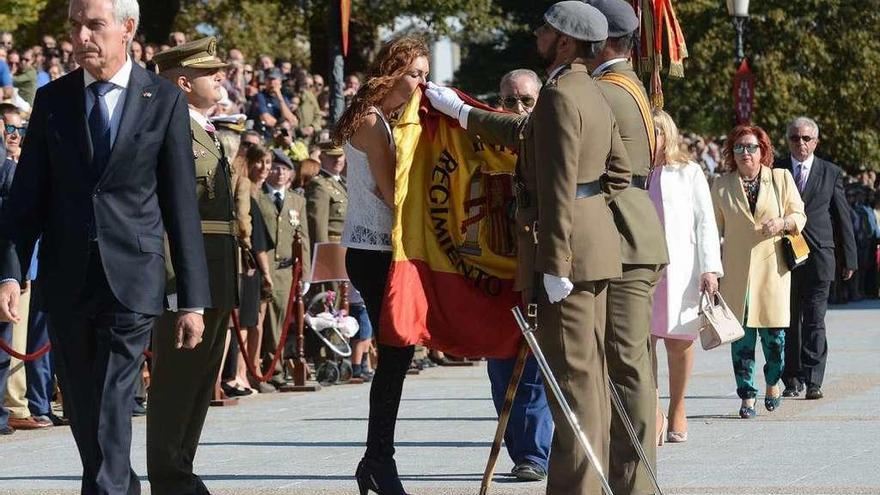 Una mujer jura bandera en el acto organizado el pasado año por el L aniversario de la Brilat. // Rafa Vázquez