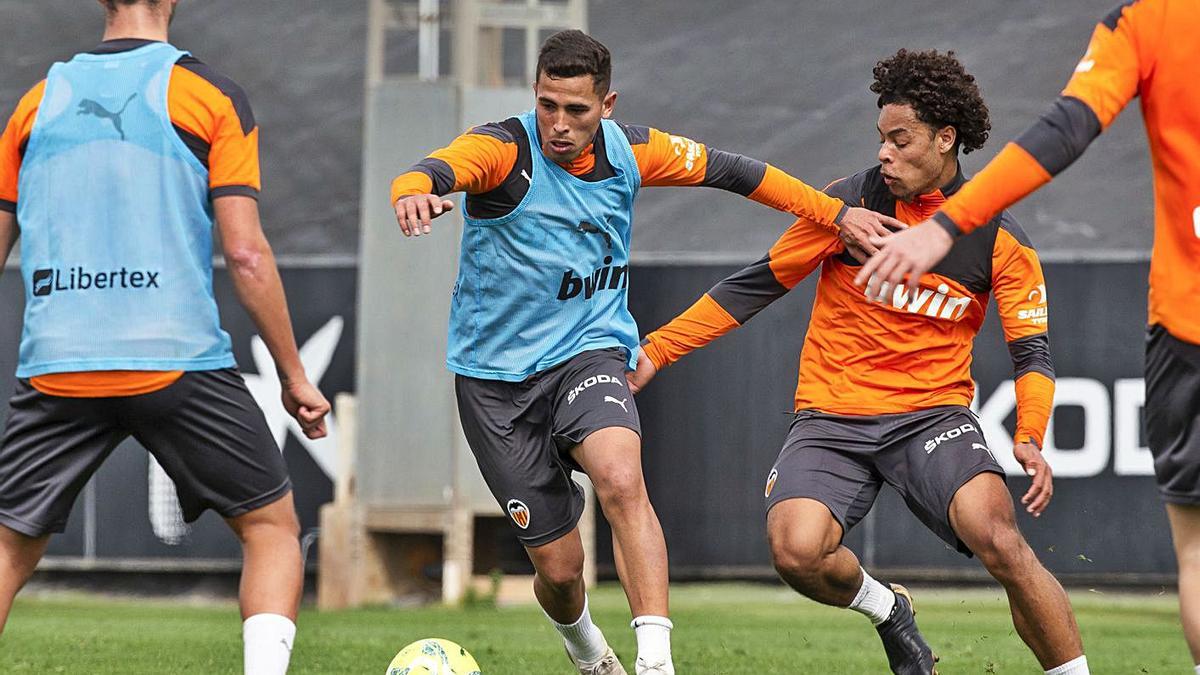 Una imagen del entrenamiento del Valencia CF ayer en Paterna.  | LÁZARO DE LA PEÑA/VALENCIA CF