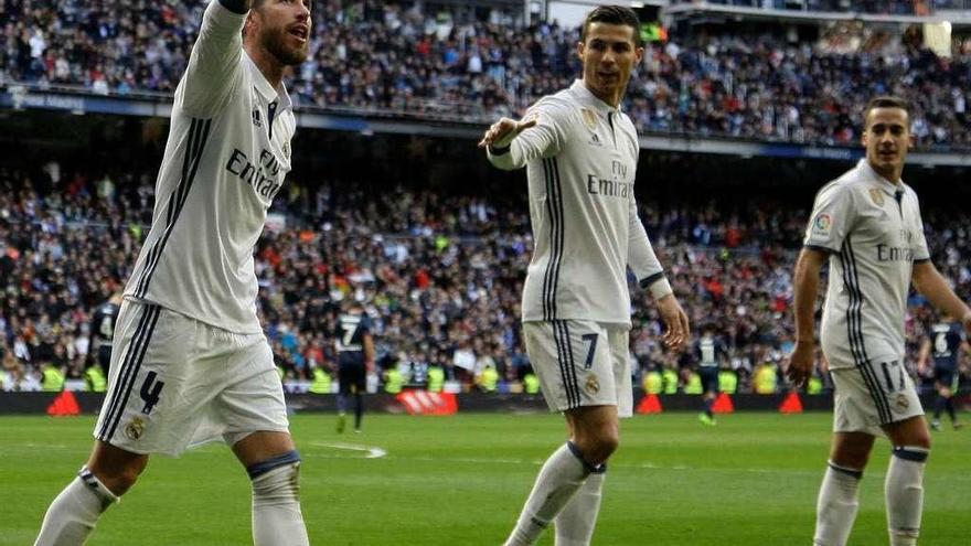 Ramos celebra uno de los goles ante Cristiano y Lucas Vázquez.