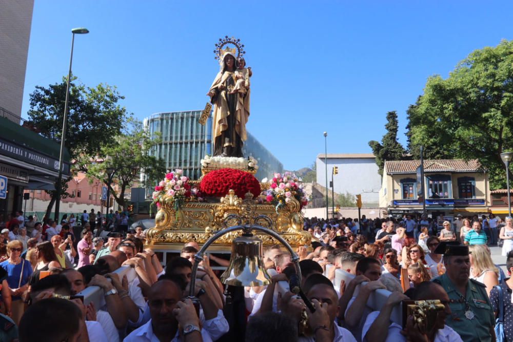 La procesión de la Virgen del Carmen por las calles de El Palo.