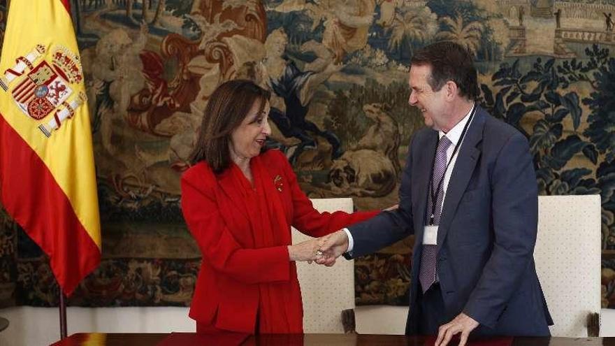 Margarita Robles y Abel Caballero, ayer tras la firma de su convenio en Madrid. // Eduardo Parra/E. P.