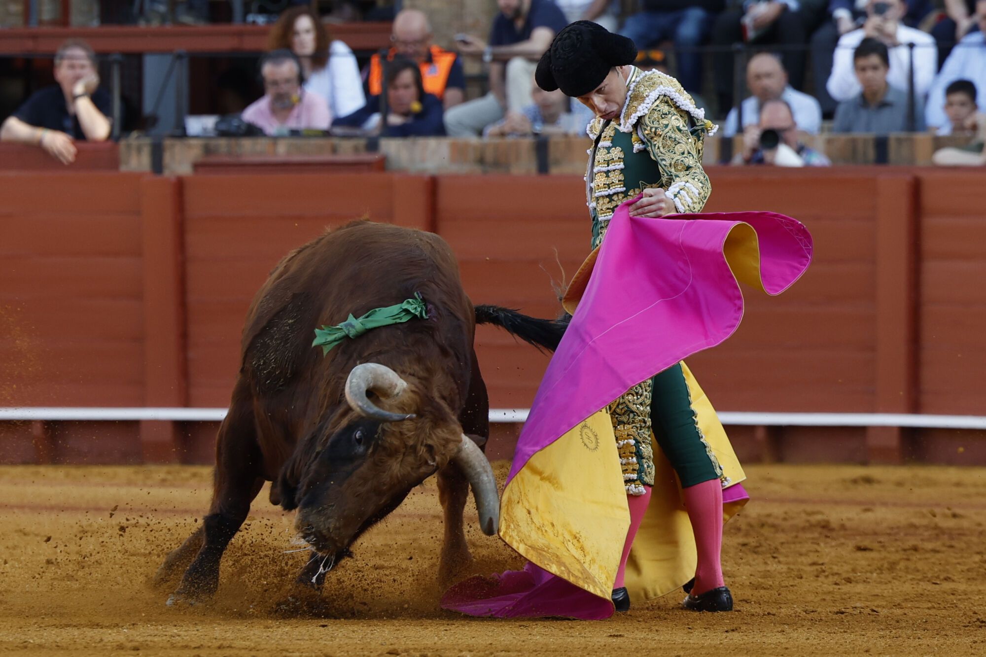 SEVILLA , 27/04/2025.- El diestro Juan Pedro García "Calerito" da un pase a uno de sus astados durante la corrida de la Feria de Abril celebrada este domingo en la plaza de toros de la Maestranza, en Sevilla. EFE/ Julio Muñoz