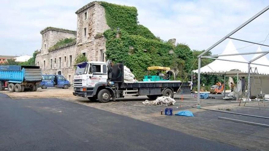 Obras de asfaltado en el palacio Duque de Estrada, en Llanes, en el año 2011.