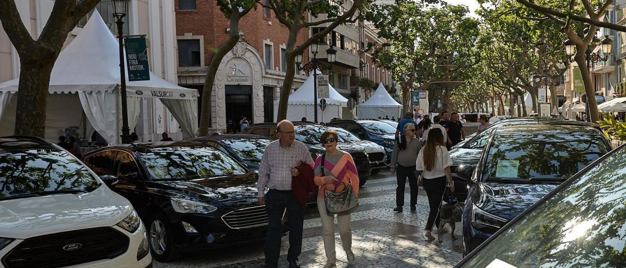 Una imagen de la Fira del Motor de Gandia con coches expuestos en el paseo de les Germanies.             | NATXO FRANCÉS