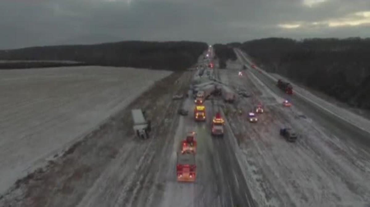 Un accident múltiple a causa del temporal de neu col·lapsa una autopista nord-americana.
