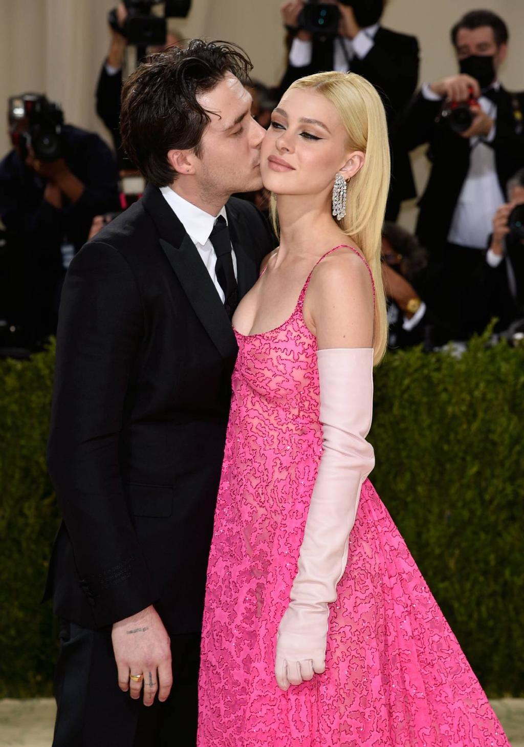 Nicola Peltz y Brooklyn Beckahm en la gala del MET