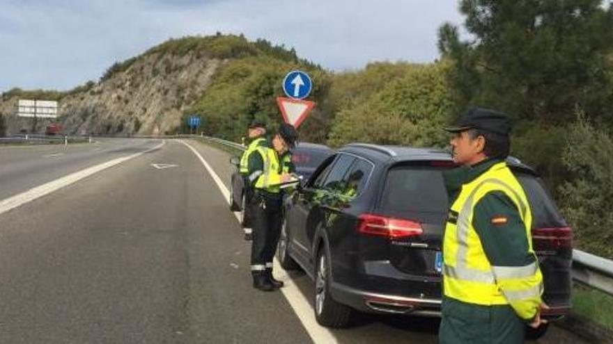 El Passat en el que circulaba el hombre, orillado en la A-52.