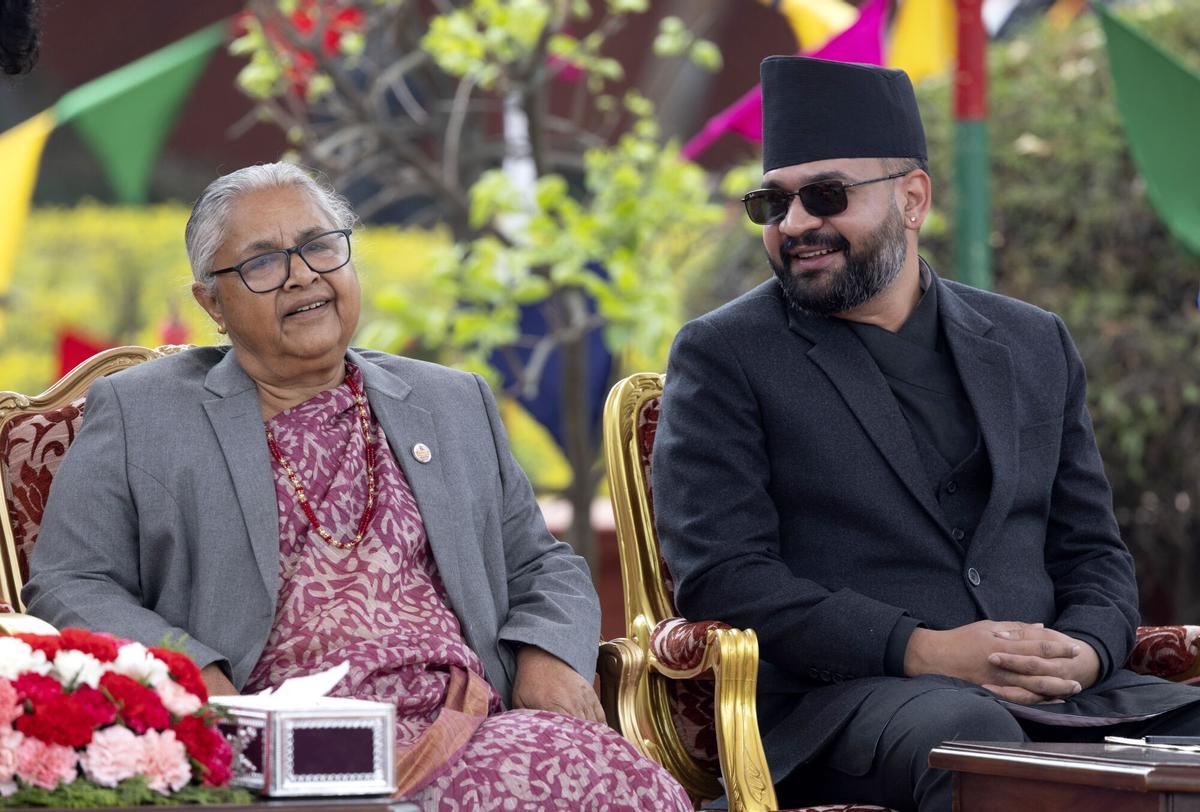 La exprimera ministra de Nepal, Sushila Karki, junto a su sucesor, el rapero Balendra Shah, recién nombrado dirigente del país del Himalaya.