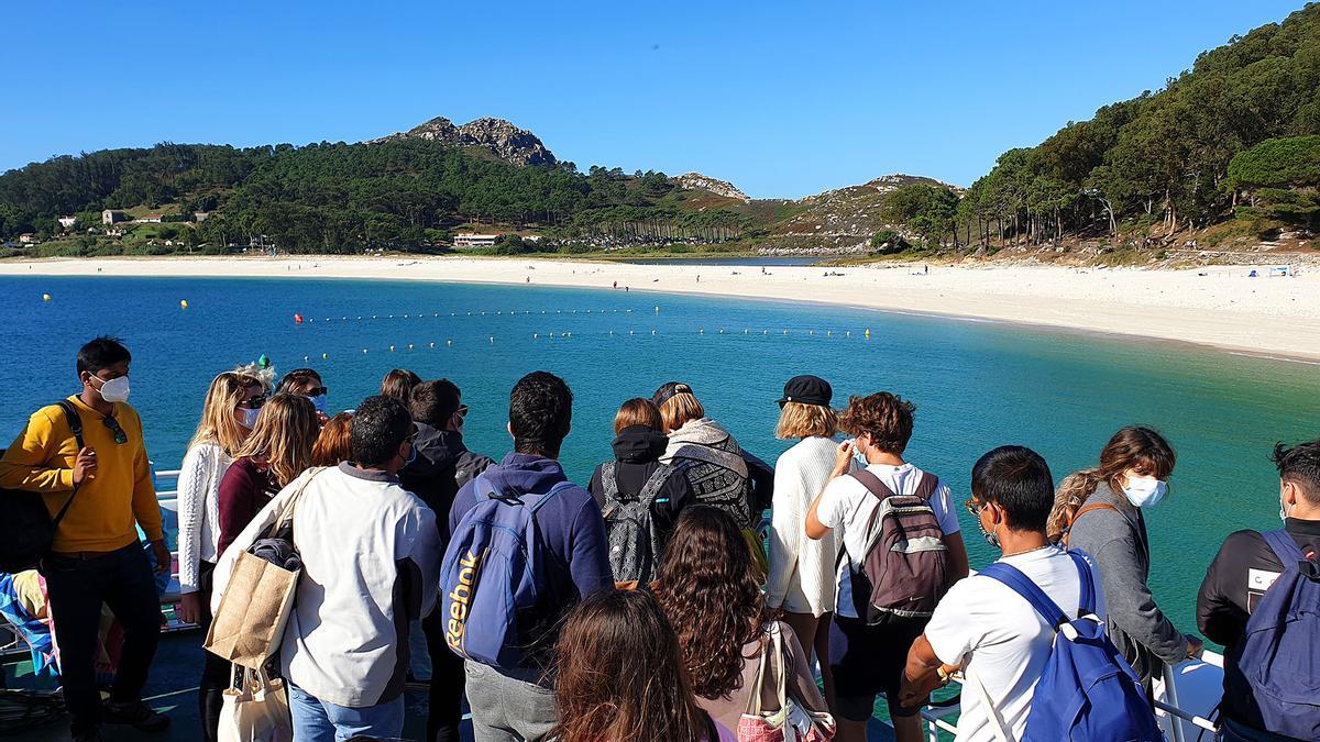Visitantes llegando a las islas Cíes durante la Semana Santa de este 2024.