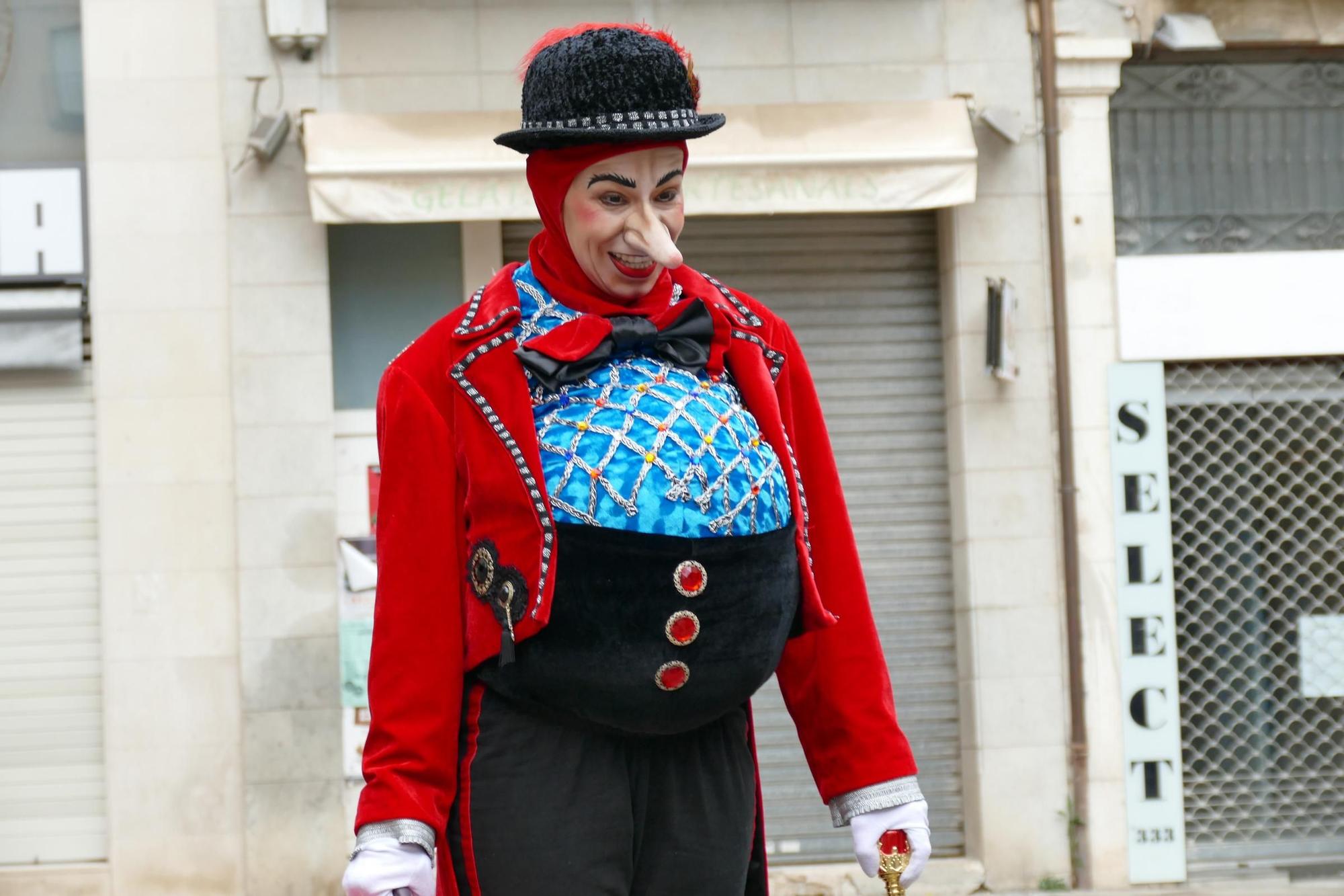 La Dona dels Nassos passeja pel centre de Figueres