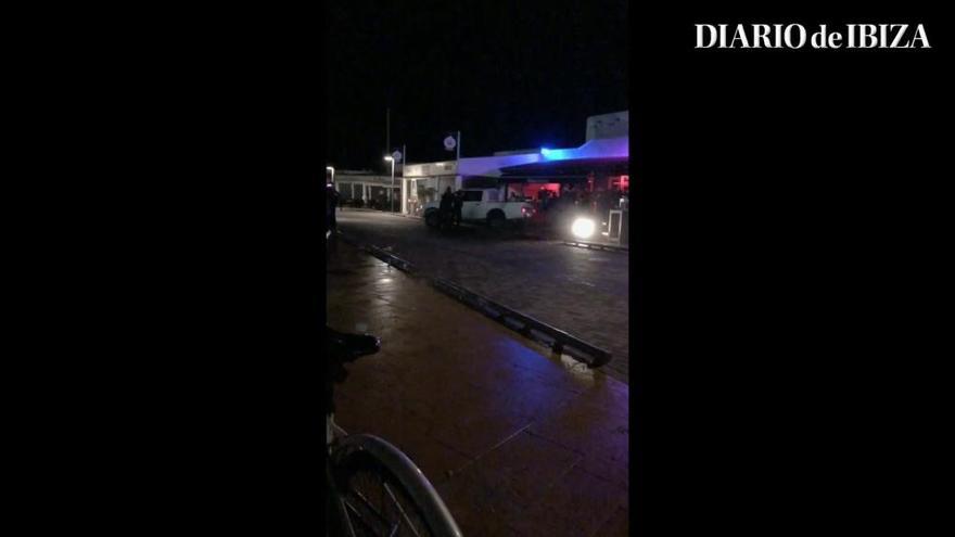 Embiste con su coche a los clientes de una terraza de Santa Eulària