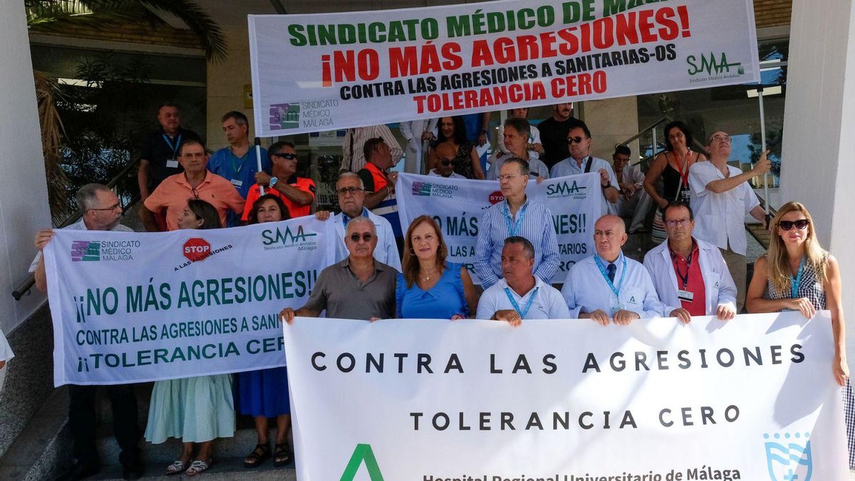 Concentración de médicos en la entrada de Urgencias del Hospital Regional en contra de las agresiones  | GREGORIO MARRERO