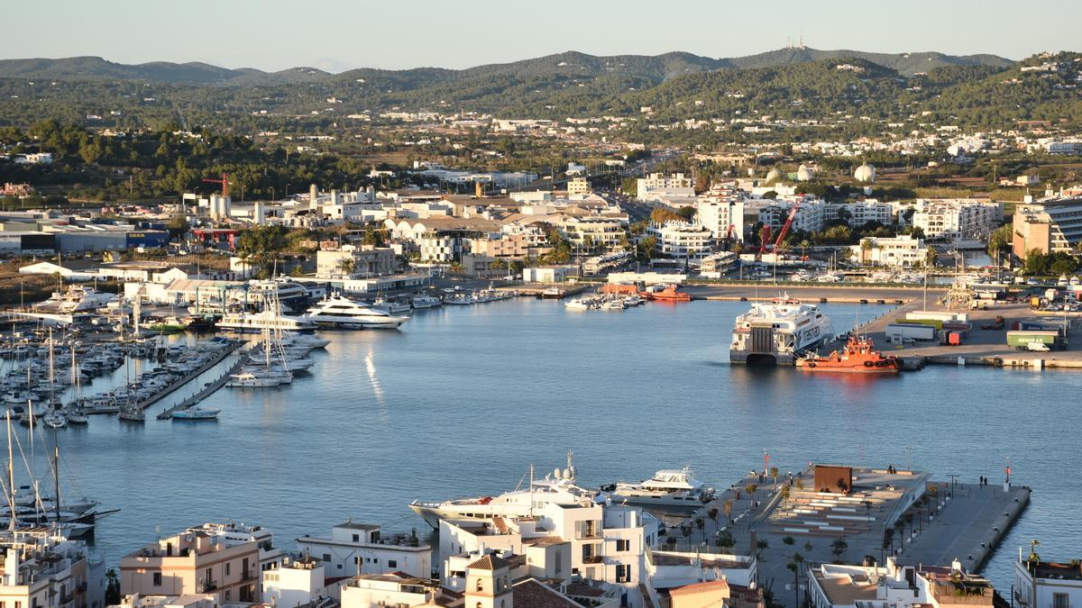 Vista parcial del puerto de Ibiza desde Dalt Vila.