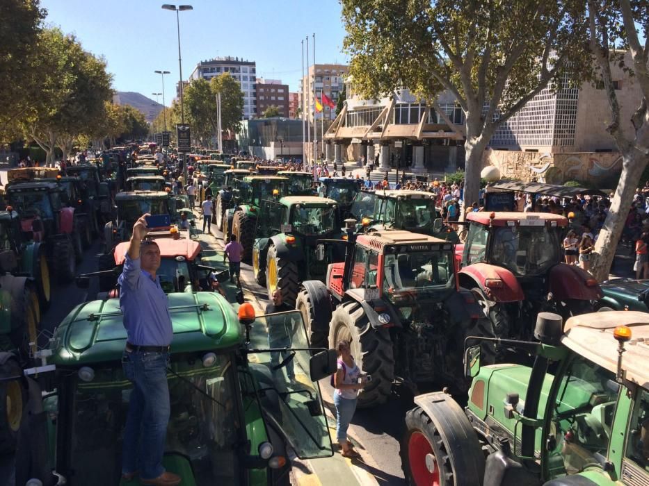 Protesta de agricultores en la Asamblea Regional