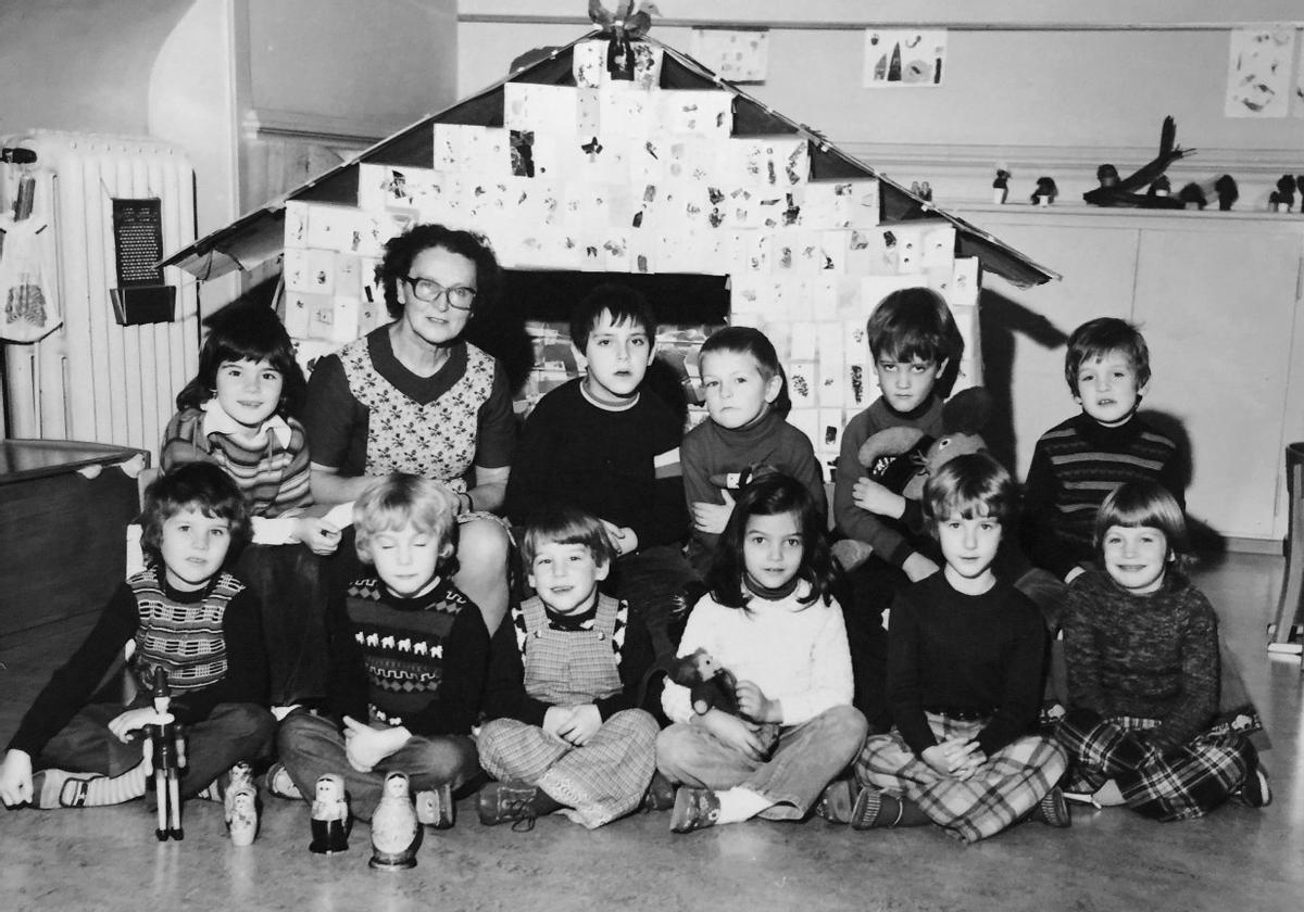 Isabel (abajo en el centro) en su colegio en Berna.