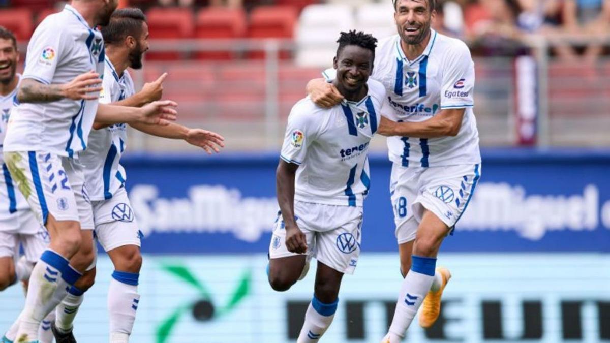 Mo Dauda, exjugador del FC Cartagena, celebrando su primer gol con el Tenerife.  | PRENSA LALIGA SMARTBANK