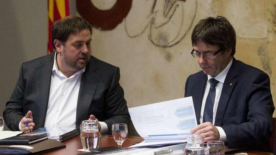 Oriol Junqueras y Carles Puigdemont, con los presupuestos catalanes para el próximo año. // Efe