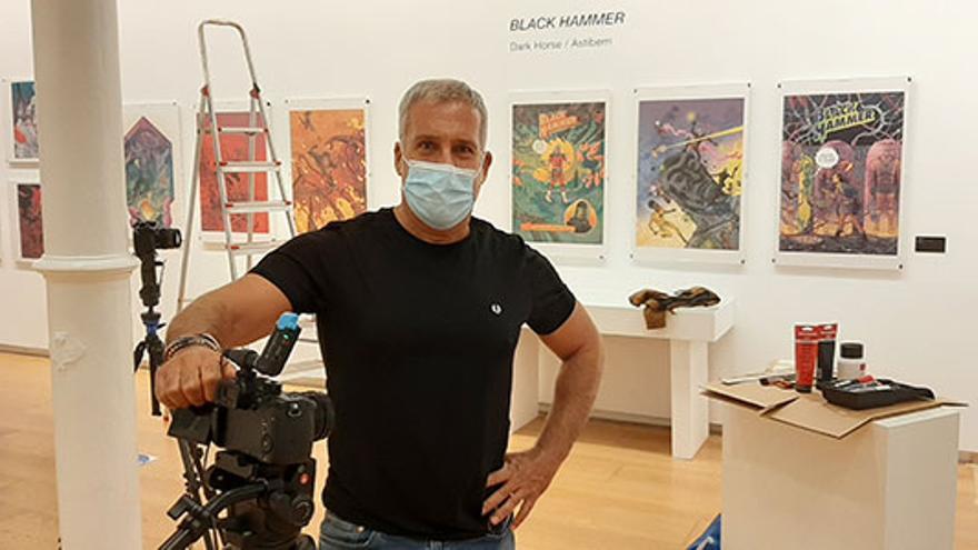 Giovanni, de la música al vídeo. Ahí tenéis, en pose digna de retrato, al vigués Giovanni Cernadas (BigVideo) ante la exposición en la sala Afundacion de Ourense de David Rubín, comiquero gallego de alto standing, de cuyo trabajo videográfico se encargó. Entusiasta, optimista y viajero por más de 35 países, Giovanni se recuerda a sí mismo como DJ en los 80 en Santiago, mientras estudiaba psicología, en lugares emblemáticos como La Bolera y el Black, y yo lo recuerdo a él a mediados de los 80, vuelto a Vigo, en el mejor Vanitas, en TBO, La Bici (en Baiona), Remache... ¡Ay, aquellos tiempos de Antón Cancelas en el Kremlin, Lolo en Oliver, Antonio “El Gato” en Zipp, Paco “El Moro” que también estuvo en TBO, antes que Giovanni, Antonio “El Portugués” en Coco’s... BigVideo es su segunda productora videográfica con la que ha hecho trabajos para PSA, Pescanova, CTAG, Magna (anteriormente VIZA), Fundación Barrié, Viña Costeira, Aceites Abril, Afundación...