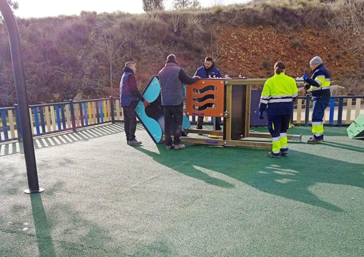 Instalación de un parque infantil en la comarca de Benavente, con césped artificial. | E. P. (ARCHIVO)