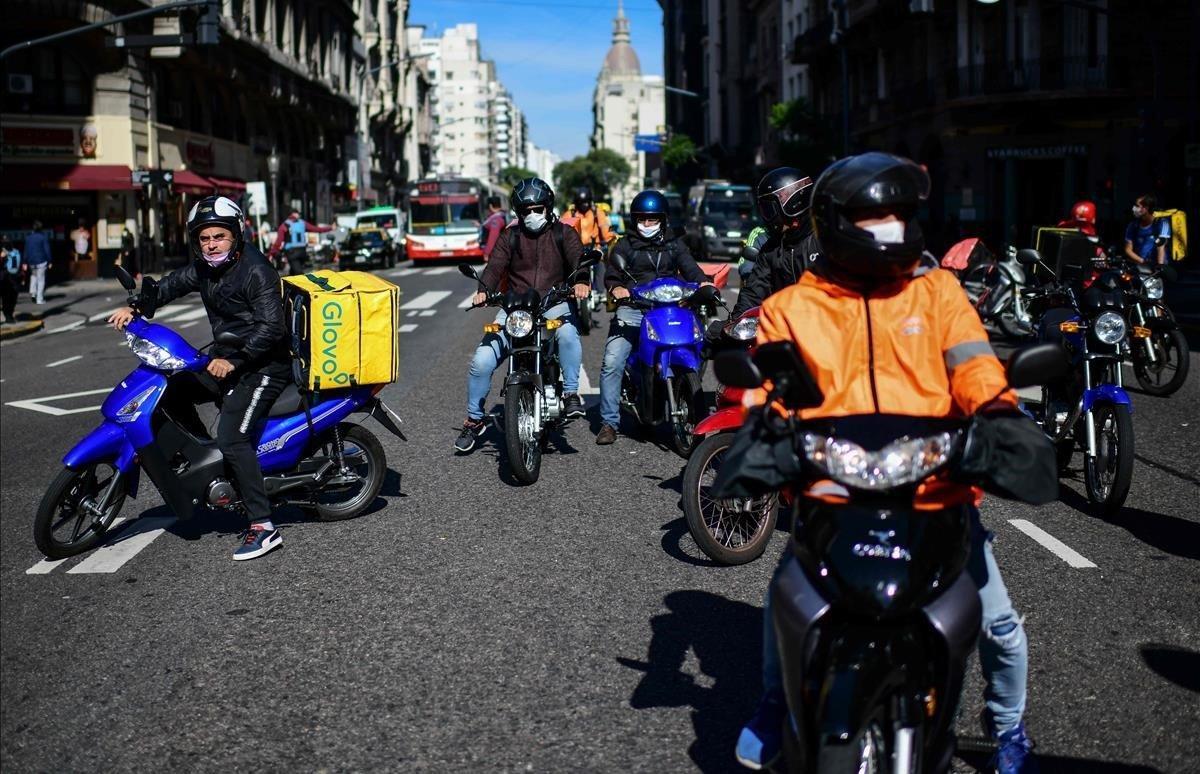 Repartidores de comida a domicilio protestan en las calles de la capital.