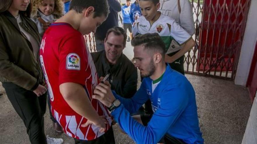 Saúl, ayer, con aficionados y, abajo, junto a sus hermanos.