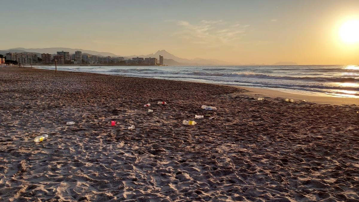 La playa tras una noche de botellón.