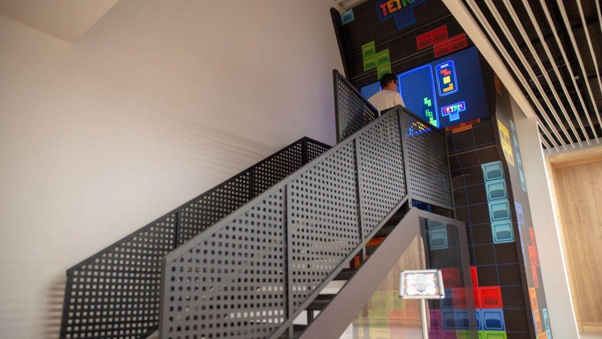 Un joven juega al tetris en la máquina de arcade más grande del mundo situada en Zaragoza