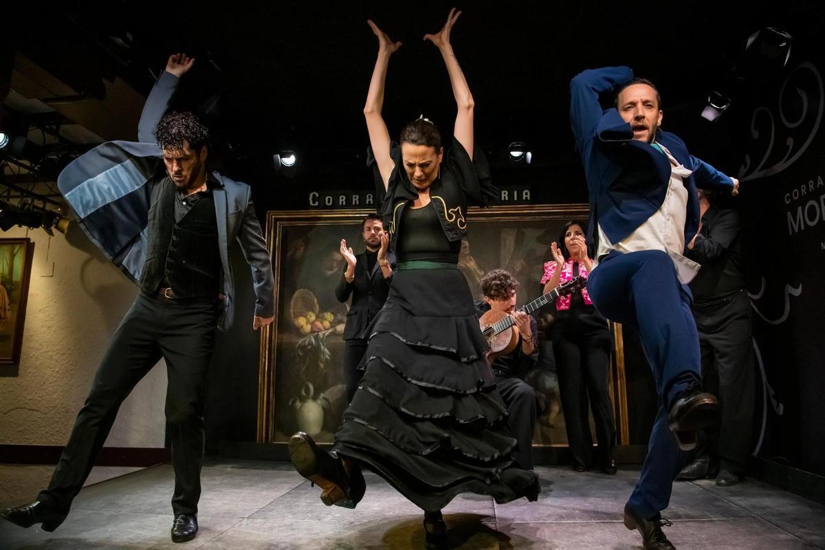 Alberto Sellés, Lucía la Piñona y Manuel Liñán, durante la presentación del 70 aniversario del Corral de la Morería en mayo pasado.