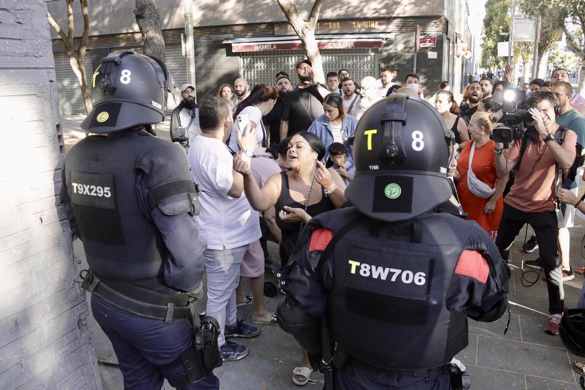 Protesta en La Mina contra el desahucio de tres familias