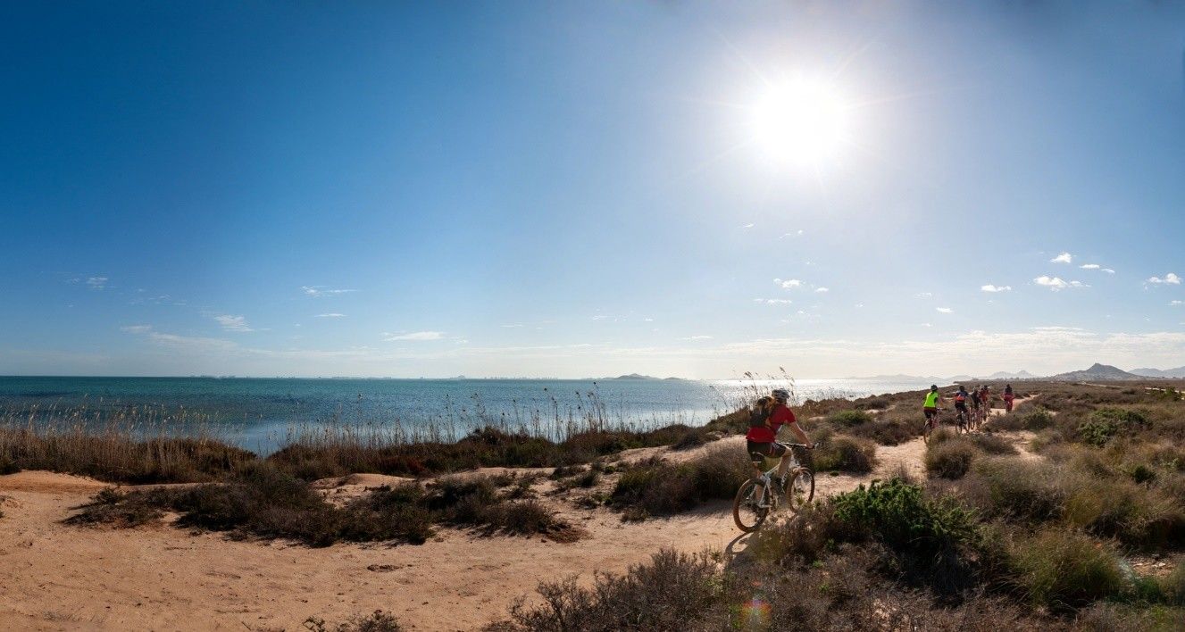 Grupo de cicloturistas en ruta por el Mar Menor
