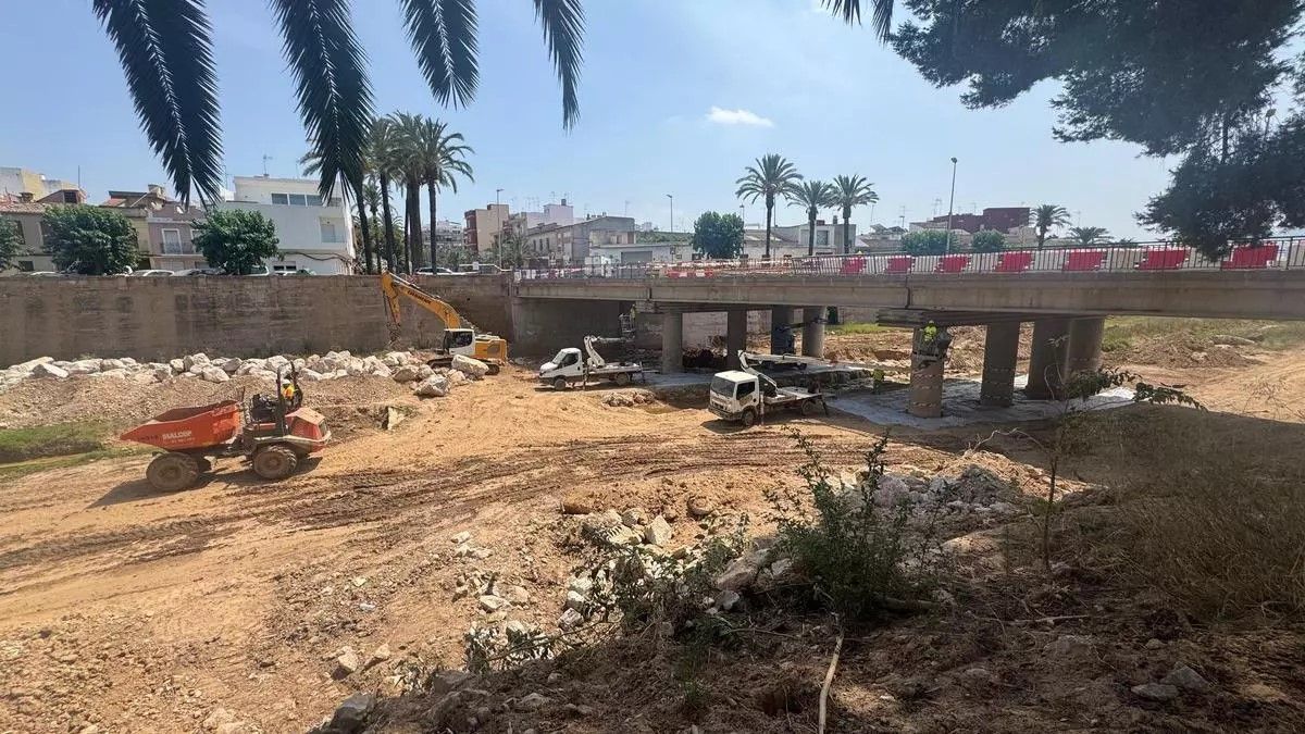 Obras en el río Magro tras la dana junto al puente de une Algemesí con Alzira.