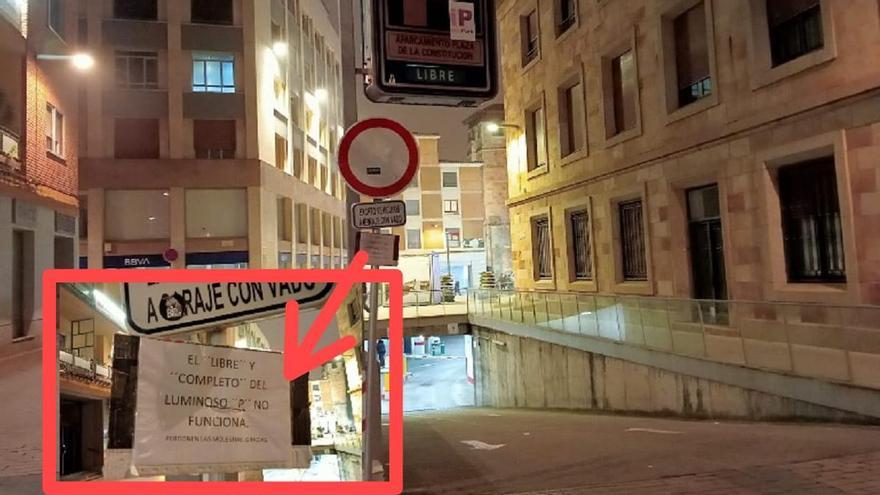 Cartel informativo en el párking de la plaza de la Constitución para aviar sobre la avería.