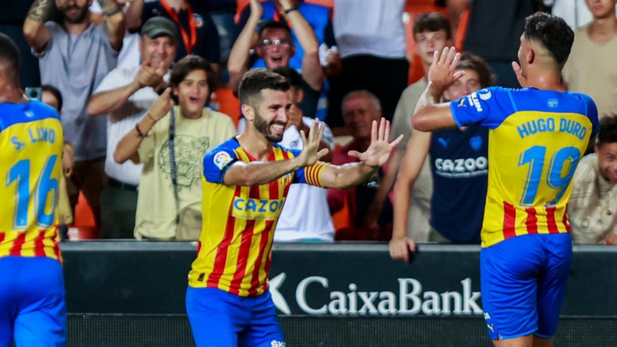 Gayà y Hugo Duro celebran un gol frente a la Atalanta