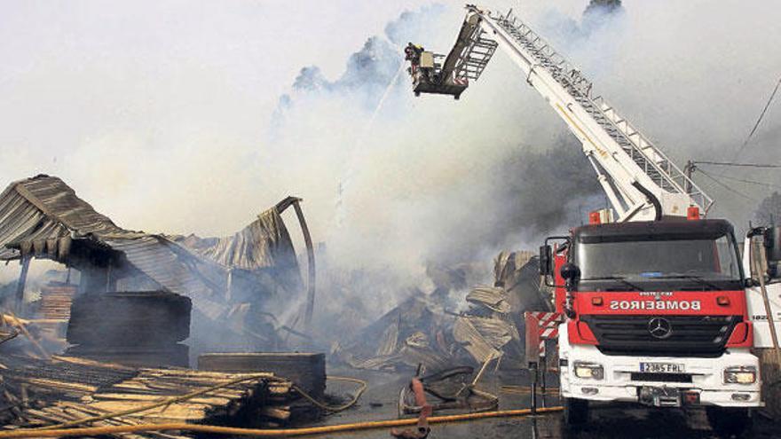 Un gran incendio arrasa de madrugada el almacén de una fábrica de maderas en Mos