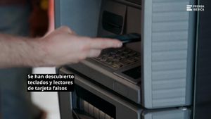 La Policía pide extremar las precauciones en los cajeros bancarios: los estafadores colocan un lector de tarjetas falso