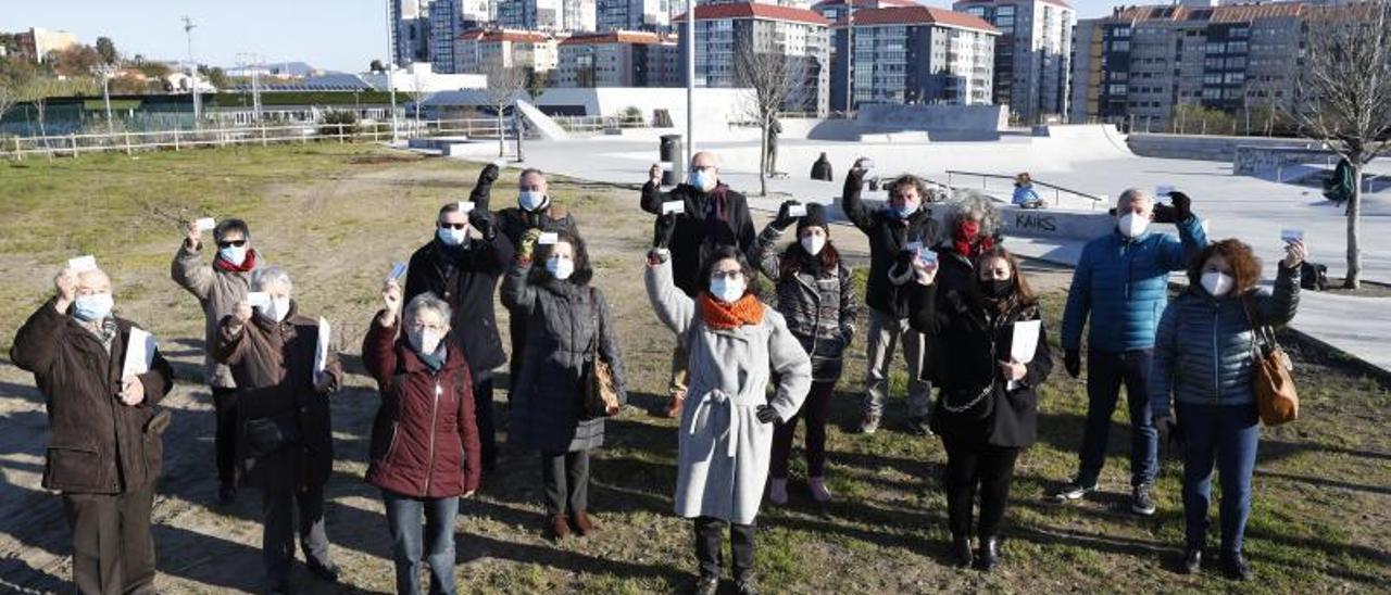 Una cooperativa impulsa en Vigo un edificio de viviendas colaborativas. Al margen de los cuatro proyectos que pondrá en marcha la Xunta, la iniciativa privada ya dio los primeros pasos en Galicia a favor del “cohousing”. Mayores de Vigo y Pontevedra han constituido una cooperativa, Ancoradoiro, para envejecer juntos de forma colaborativa. Ya suman 25 los socios. Esperan ahora recibir el visto bueno de la Administración autonómica y encontrar el terreno para levantar el edificio de viviendas. | RICARDO GROBAS