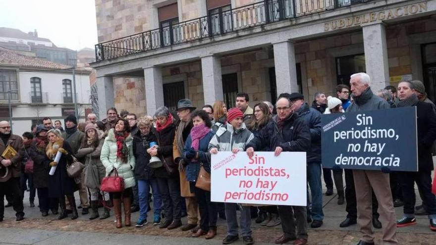 Los participantes en la concentración a las puertas de la Subdelegación del Gobierno.