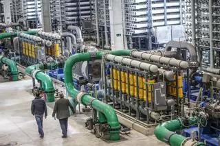 El Gobierno da un paso más para tratar de apagar el incendio en el campo y rebaja el precio del agua desalada a 0,47 euros/m³