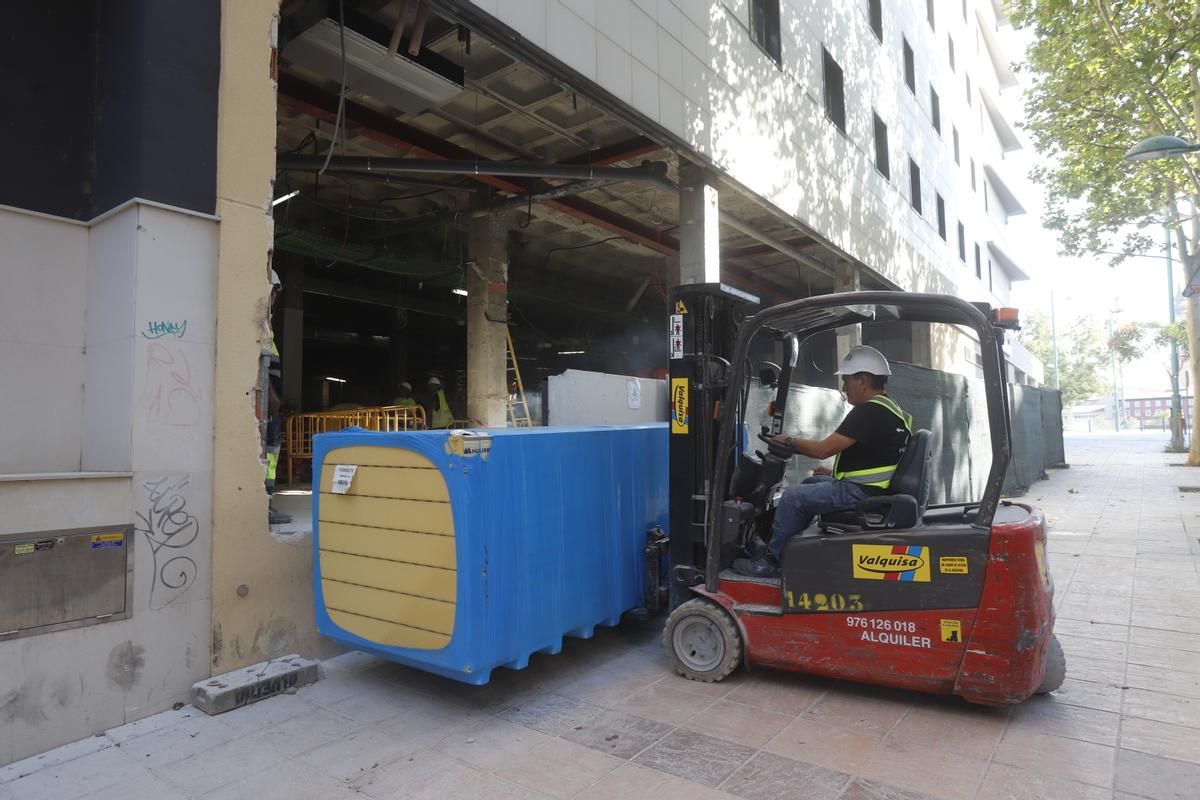 Operarios trabajando en el establecimiento a reformar.