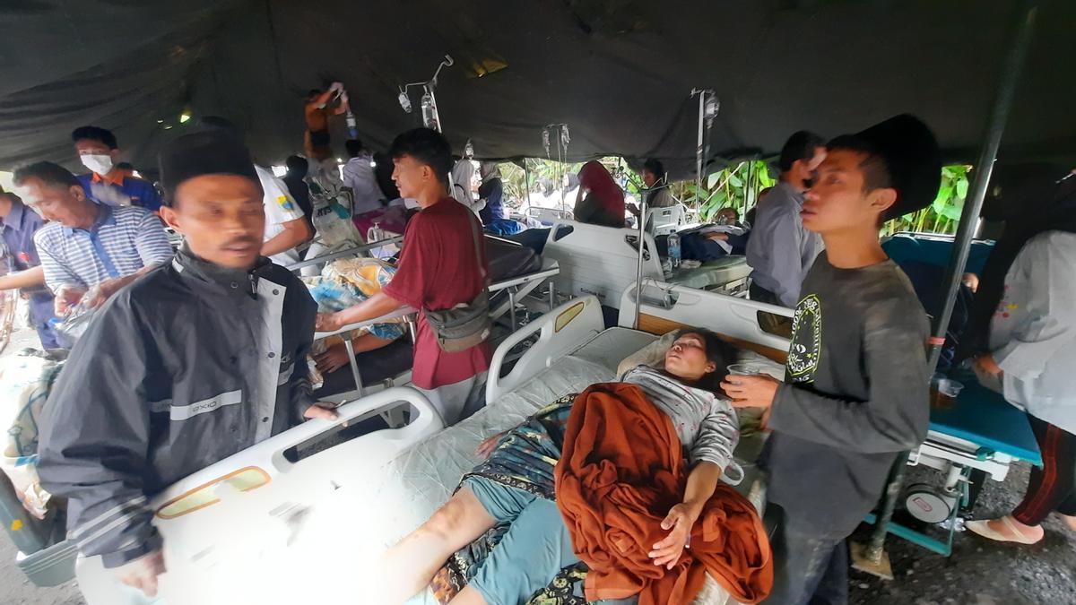 Cipanas (Indonesia), 21/11/2022.- Injured victims of the earthquake receive treatment at a hospital in Cipanas, West Java, Indonesia, 21 November 2022. According to Indonesia’s meteorology agency (BMGK) a 5.6 magnitude quake hit southwest of Cianjur, West Java. (Terremoto/sismo) EFE/EPA/ADI WEDA