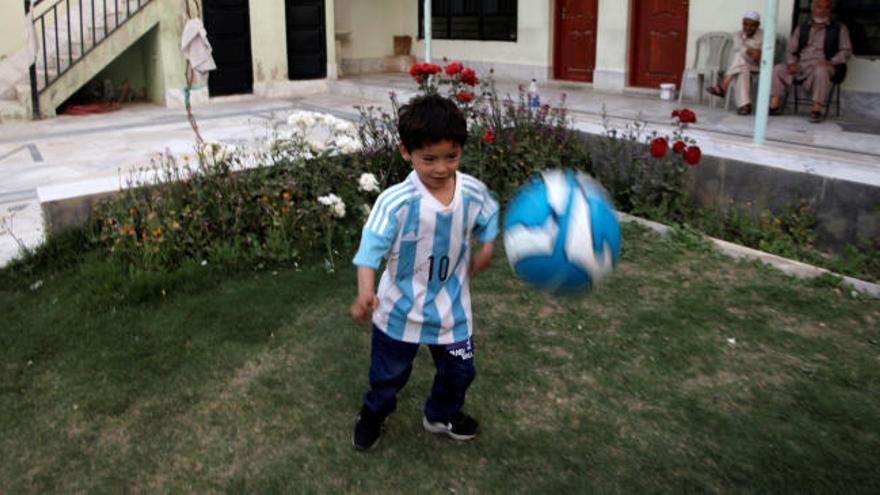 El pequeño afgano de la camiseta de plástico de Messi huye a Pakistán