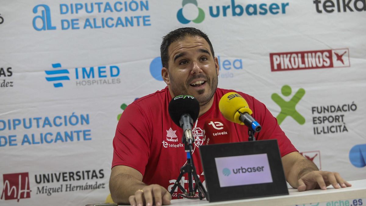 Joaquín Rocamora, entrenador del AtticGo Elche, en la sala de prensa del pabellón Esperanza Lag