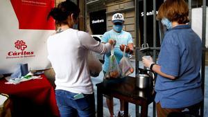 Voluntarios de la parroquia de Santa Anna de Barcelona reparten comida durante los meses más álgidos de la pandemia.