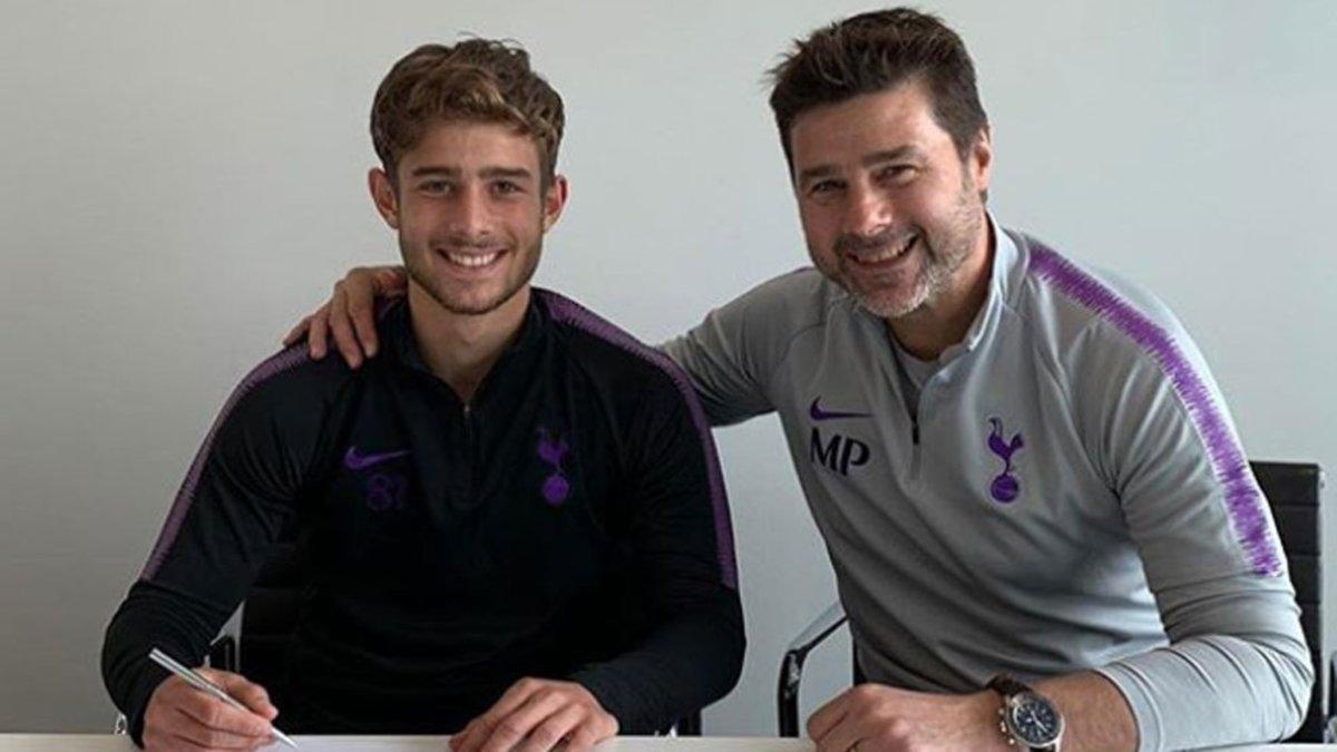 Maurizio Pochettino junto a su padre Mauricio, en la firma de su primer contrato profesional